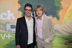 Il creatore/produttore esecutivo Jason Keller e il produttore esecutivo Owen Wilson partecipano alla première mondiale della serie Apple TV+ 'Stick' all'AMC Century City il 29 maggio 2025 a Los Angeles, California