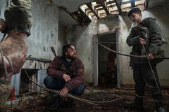 Jamie (Aaron Taylor-Johnson) e suo figlio Spike (Alfie Williams) in 28 anni dopo