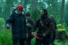 Il regista Danny Boyle con Aaron Taylor-Johnson sul set di 28 anni dopo