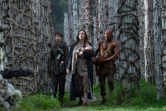 Spike (Alfie Williams), Isla (Jodie Comer) e Dr. Kelson (Ralph Fiennes) in 28 anni dopo