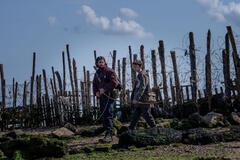 Jamie (Aaron Taylor-Johnson) e suo figlio Spike (Alfie Williams) in 28 anni dopo