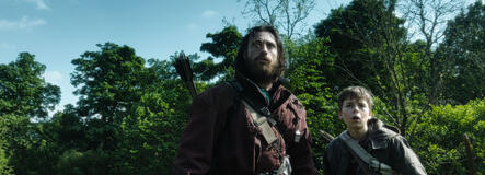 Jamie (Aaron Taylor-Johnson) e suo figlio Spike (Alfie Williams) in 28 anni dopo