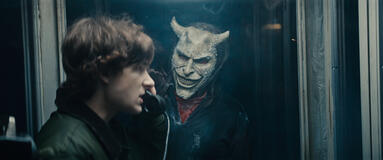 (S-D) Finn (Mason Thames) e The Grabber (Ethan Hawke) in Black Phone 2