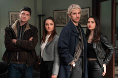 (S-D) Andrea Lattanzi come Angelo Tiberi, Camilla Grasso come Leda, Pierpaolo Spollon come Cosmo Speranza, Romana Maggiora Vergano come Eleonora Quarto in Chiaroscuro 1x08