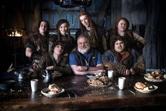 (da sx) Gabriel Howell, Mason Thames, Nico Parker, scrittore-regista Dean DeBlois (centro), Harry Trevaldwyn, Julian Dennison e Bronwyn James sul set di How to Train Your Dragon, il live-action di Universal Pictures - Immagine dal set