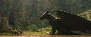 (da sx) Hiccup (Mason Thames) e Night Fury dragon, Toothless in How to Train Your Dragon, il live-action di Universal Pictures - Immagine dal set