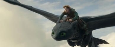 (da sx) Night Fury dragon, Toothless, e Hiccup (Mason Thames) in How to Train Your Dragon, il live-action di Universal Pictures - Immagine dal set