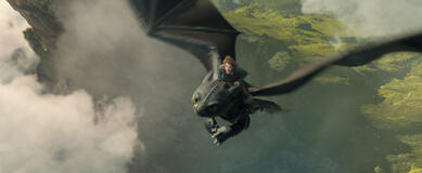 (da sx) Night Fury dragon, Toothless, e Hiccup (Mason Thames) in How to Train Your Dragon, il live-action di Universal Pictures - Immagine dal set