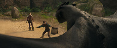 (da sx) Astrid (Nico Parker), Hiccup (Mason Thames) e Night Fury dragon, Toothless in How to Train Your Dragon, il live-action di Universal Pictures - Immagine dal set