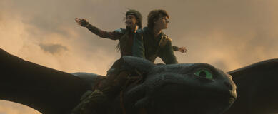 (da sx) Astrid (Nico Parker), Hiccup (Mason Thames) e Night Fury dragon, Toothless in How to Train Your Dragon, il live-action di Universal Pictures - Immagine dal set