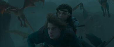 (da sx) Hiccup (Mason Thames) e  Astrid (Nico Parker) in How to Train Your Dragon, il live-action di Universal Pictures - Immagine dal set