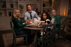 (S-D) Brianne Howey come Georgia Miller, Scott Porter come Paul, Antonia Gentry come Ginny Miller, Diesel La Torraca come Austin Miller in Ginny & Georgia 3x02