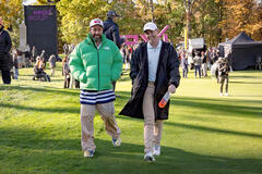 (S-D) Adam Sandler come Happy Gilmore e Rory McIlroy come se stesso sul set di Un tipo imprevedibile 2