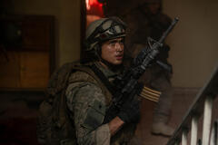 Charles Melton in Warfare - Tempo di guerra
