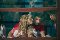 Clara Galle come Amaia Olaberria, Agustin Della Corte come Roque Pérez, Nira Osahia come Zoe Moral in Olympo 1x01