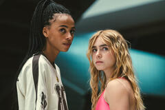 Nira Osahia come Zoe Moral, Clara Galle come Amaia Olaberria in Olympo 1x04