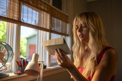 Emily Alyn Lind in L'Estate dei Segreti Perduti - Stagione 1 - First Look