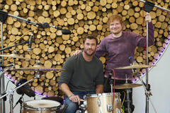 Chris Hemsworth e Ed Sheeran in Limitless: Live Better Now 1x01 - Immagine dal set
