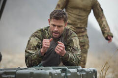 Chris Hemsworth in Limitless: Live Better Now 1x03 - Immagine dal set