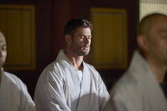 Chris Hemsworth in Limitless: Live Better Now 1x03 - Immagine dal set