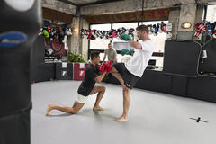 Chris Hemsworth in Limitless: Live Better Now 1x03 - Immagine dal set