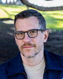 Brian Selznick posa all'Ellen Browning Scripps Park martedì 28 febbraio 2023 a La Jolla, CA.