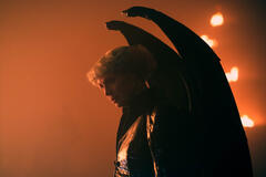 Gwendoline Christie come Lucifer Morningstar in The Sandman 2x01