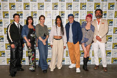 Derek Luh, London Thor, Showrunner Michele Fazekas, Jaz Sinclair, P.J. Byrne, Maddie Phillips, e Hamish Linklater durante il panel della seconda stagione di Gen V al Comic-Con di San Diego 2025