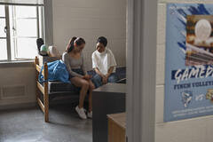 Belly (Lola Tung) e Laurel (Jackie Chung) in L'Estate nei tuoi occhi - Stagione 3