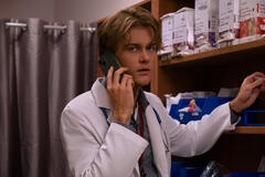 Conrad (Christopher Briney) in L'Estate nei tuoi occhi - Stagione 3