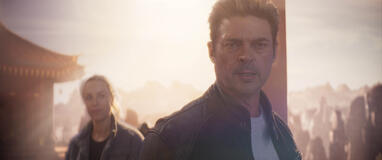 (S-D) Jessica McNamee come Sonya Blade, e Karl Urban come Johnny Cage in Mortal Kombat II