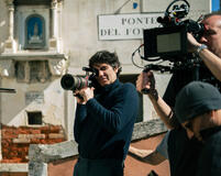 Il regista Pietro Marcello sul set del suo film Duse