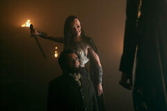 (S-D) Sanjeev Bhaskar come Cain, Cassie Clare come Mazikeen in The Sandman 2x01