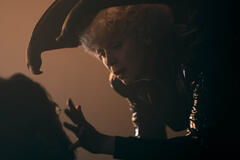 (S-D) Sanjeev Bhaskar come Cain, Gwendoline Christie come Lucifer Morningstar in The Sandman 2x01