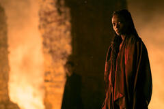 (S-D) Tom Sturridge come Dream, Umulisa Gahiga come Nada in The Sandman 2x01