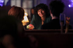 (S-D) Esmé Creed-Miles come Delirium, Indya Moore come Wanda, Tom Sturridge come Dream in The Sandman 2x04