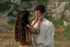 (S-D) Melissanthi Mahut come Calliope, Ruairi O'Connor come Orpheus in The Sandman 2x05