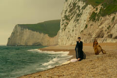 (S-D) Ruairi O'Connor come Orpheus, Tom Sturridge come Dream, Melissanthi Mahut come Calliope in The Sandman 2x05