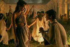 (S-D) Ella Rumpf come Eurydice, Ruairi O'Connor come Orpheus in The Sandman 2x05