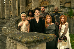 (S-D) Mason Alexander Park come Desire, Kirby Howell-Baptiste come Death, Tom Sturridge come Dream, Barry Sloane come Destruction, Donna Preston come Despair, Adrian Lester come Destiny, Esmé Creed-Miles come Delirium in The Sandman 2x05