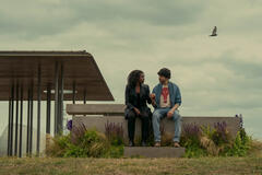 (S-D) Kirby Howell-Baptiste come Death, Colin Morgan come Sexton Furnival in The Sandman 2x12