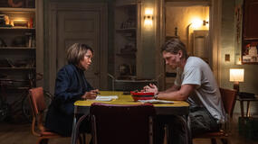 Roman (Regina King) sits down with Hank (Austin Butler) to get some answers in Una scomoda circostanza - Caught Stealing