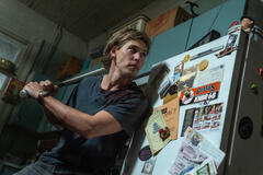 Hank (Austin Butler) cautiously anwers his front door in Una scomoda circostanza - Caught Stealing