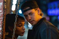 Yvonne (Zoë Kravitz) e Hank (Austin Butler) have a moment outside a New York bar in Una scomoda circostanza - Caught Stealing