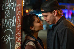 Yvonne (Zoë Kravitz) e Hank (Austin Butler) have a moment outside a New York bar in Una scomoda circostanza - Caught Stealing