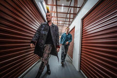 Russ (Matt Smith) e Hank (Austin Butler) search for a storage unit in Una scomoda circostanza - Caught Stealing