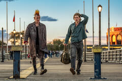 Russ (Matt Smith) e Hank (Austin Butler) on the move in Una scomoda circostanza - Caught Stealing