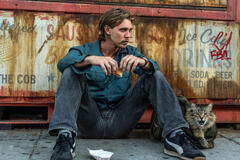 Hank (Austin Butler) with Bud ('Tonic' the cat) on Coney Island gains confidence in plotting his next move in Una scomoda circostanza - Caught Stealing