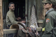 (S-D) Eric Bana come Kyle Turner, Lily Santiago come Naya Vasquez in Untamed 1x01