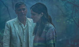 George Clooney e Riley Keough in Jay Kelly di Noah Baumbach